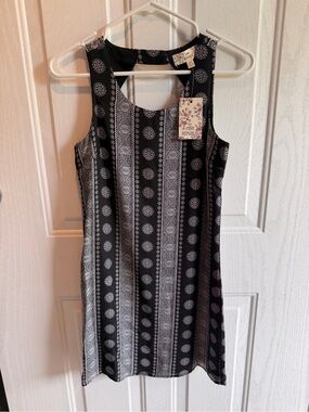 Pink Republic Black & White Printed Sleeveless Shift Dress